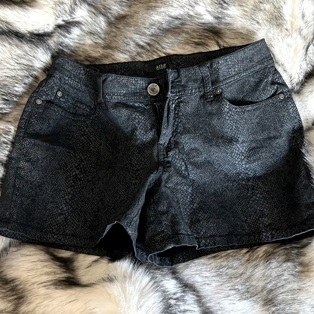 A.n.a black snake print short size 100